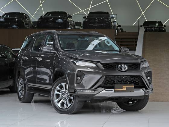 TOYOTA HILUX SW4 2.8 D-4D TURBO DIESEL SRX PLATINUM 7L 4X4 AUTOMÁTICO